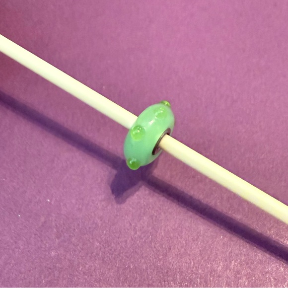 Trollbeads Apple green bud glass bead. - Picture 4 of 7